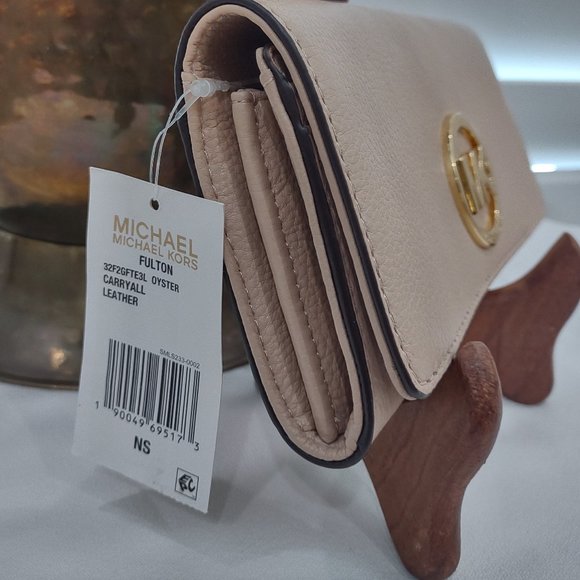 Michael Kors Carryall Fulton Wallet - Picture 5 of 8